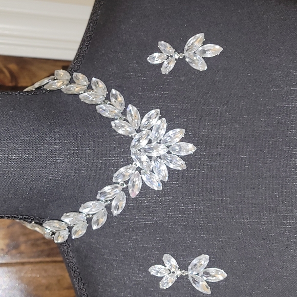 💕HP💕Stunning Fashion Jewelry Necklace & Earring Set💕 - Picture 8 of 13